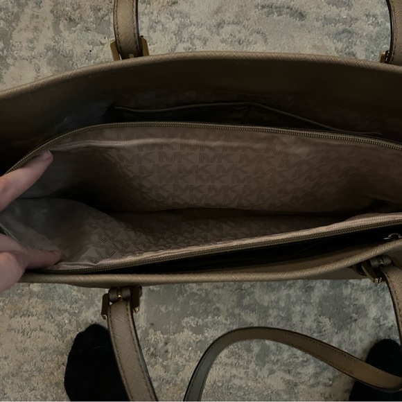 Michael Khors Bag - Picture 7 of 7